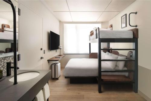 Room with One Twin Over Queen Bunk Bed del hotel Motto By Hilton New York City Times Square