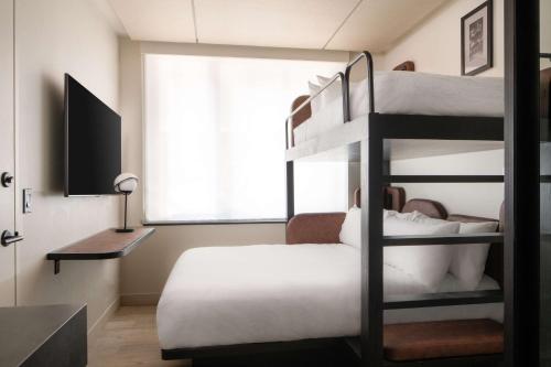 Room with One Twin Over Queen Bunk Bed del hotel Motto By Hilton New York City Times Square. Foto 2