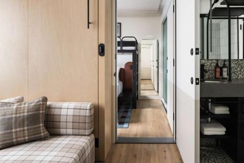 Room with One Twin Over Queen Bunk Bed del hotel Motto By Hilton New York City Times Square. Foto 5