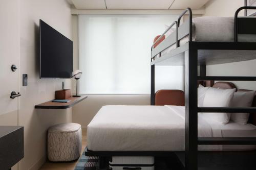 Room with One Twin Over Queen Bunk Bed del hotel Motto By Hilton New York City Times Square. Foto 11