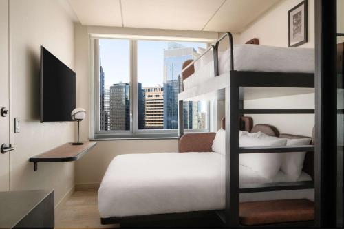 Habitación Familiar con vistas a la ciudad del hotel Motto By Hilton New York City Times Square. Foto 3