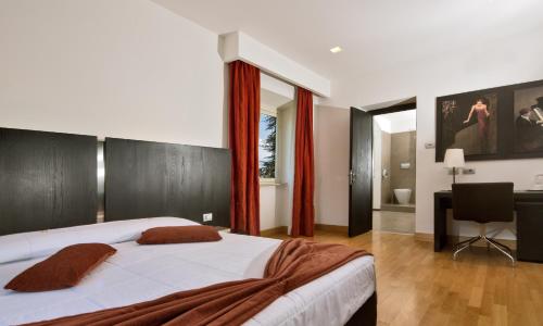 Habitación Triple Estándar del hotel Lh Excel Roma Montemario. Foto 1