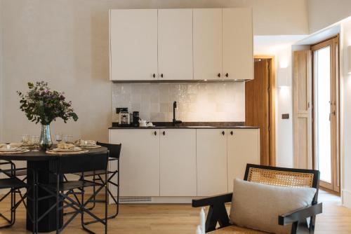 Habitación doble Superior Con Cocina Vista Patio del hotel Casa Del Rey Sabio. Foto 7