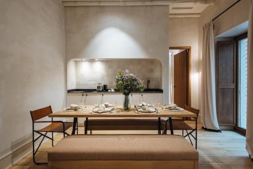 Suite Con Cocina 1 habitación Vista Patio Planta Baja del hotel Casa Del Rey Sabio. Foto 1