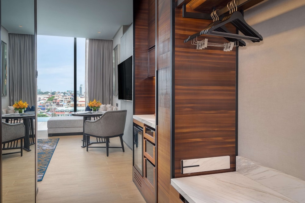 1 Cama King, Acceso al Club del hotel Hyatt Regency Phnom Penh. Foto 3