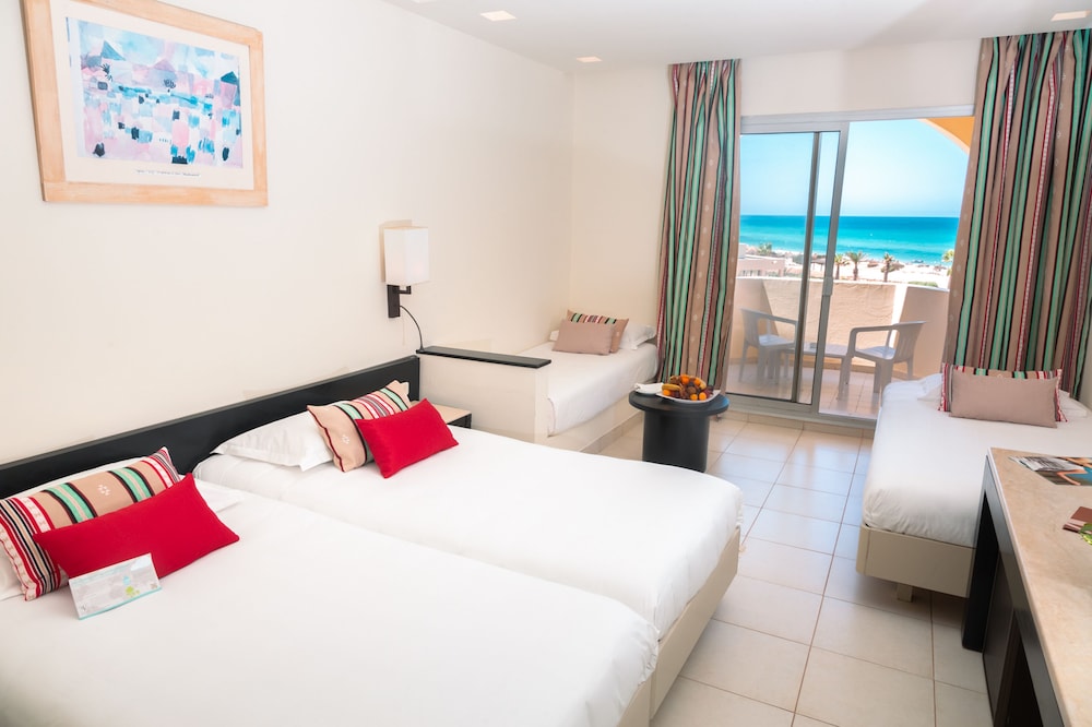 Habitación cuádruple, vistas al mar del hotel Vincci Dar Midoun. Foto 1