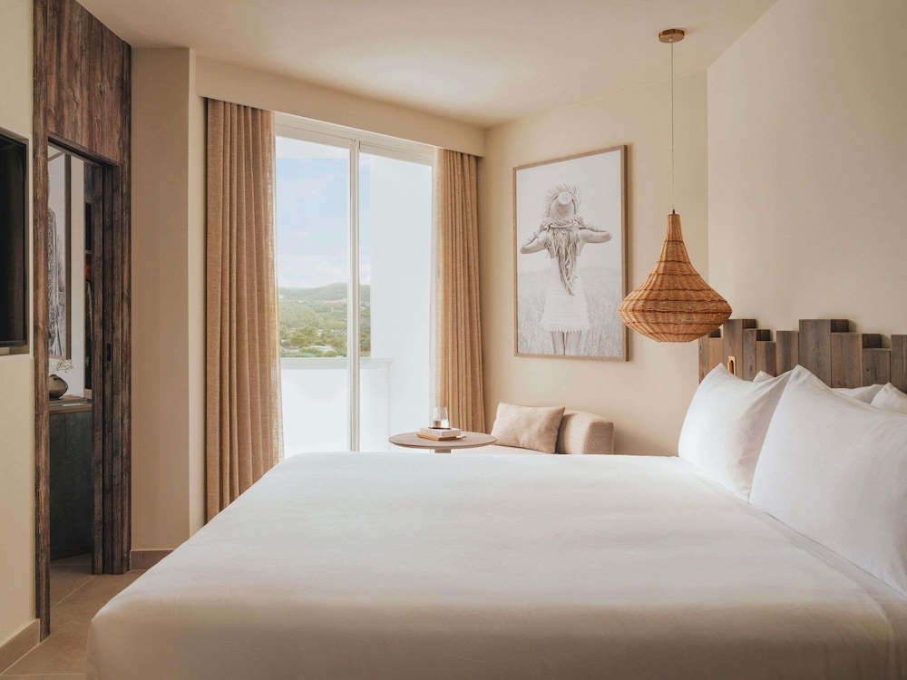 Suite «All Access» con vistas al mar del hotel Hyde Ibiza