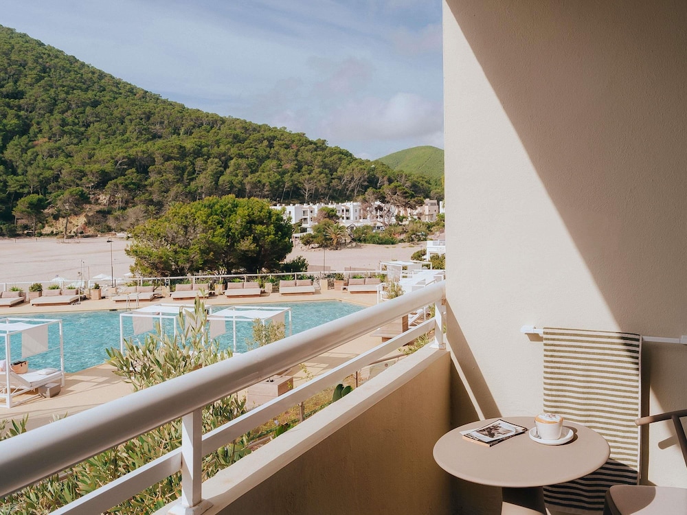 Zona VIP junto a la piscina del hotel Hyde Ibiza