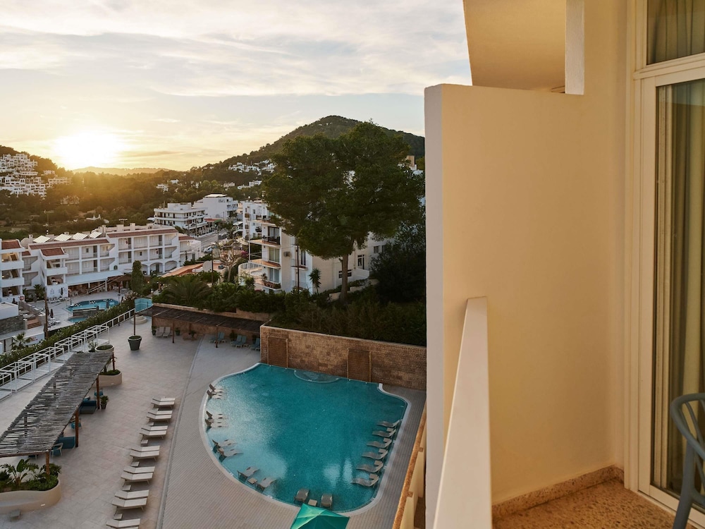 Zona VIP junto a la piscina del hotel Hyde Ibiza. Foto 4