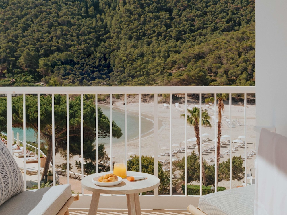 Suite Platino con vistas al mar del hotel Hyde Ibiza