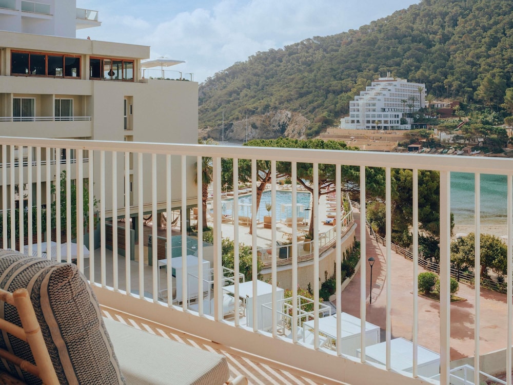 Suite Platino con vistas al mar del hotel Hyde Ibiza. Foto 2