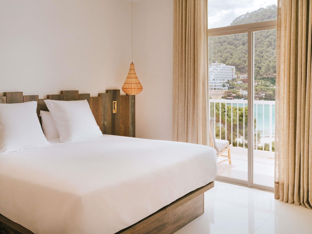 Suite Platino con vistas al mar del hotel Hyde Ibiza. Foto 3