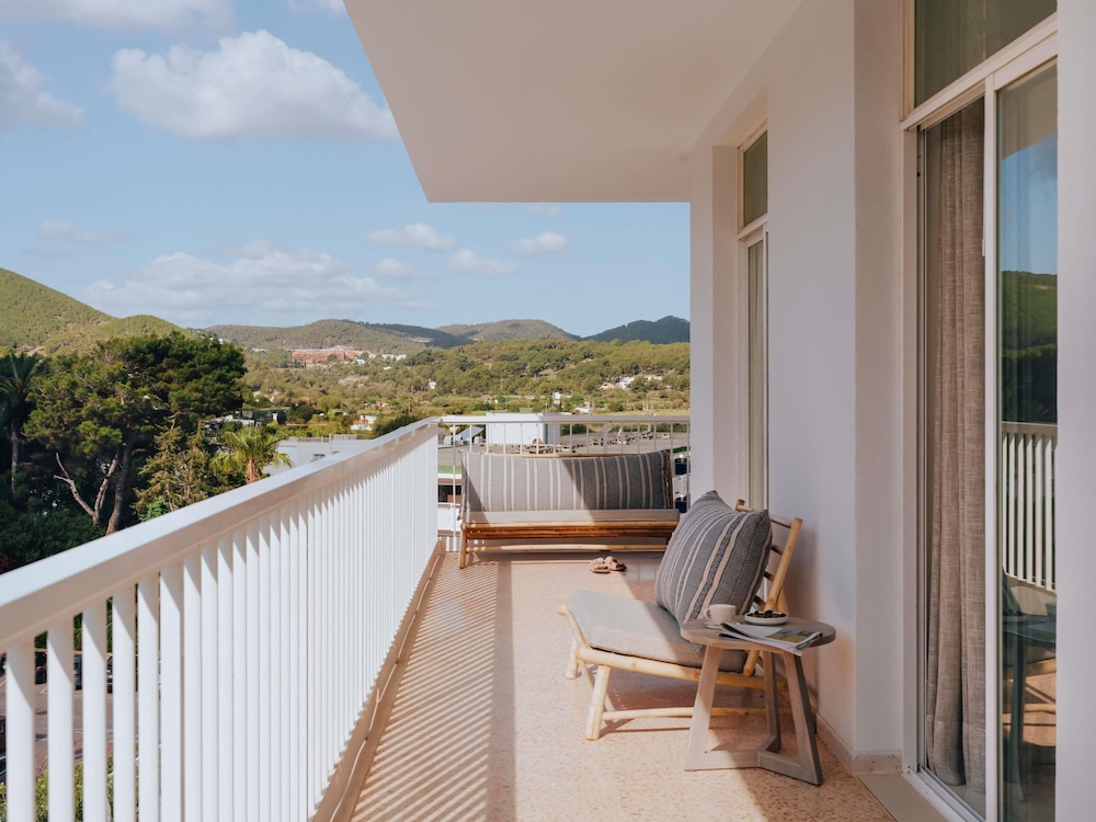 Suite Platino con vistas al mar del hotel Hyde Ibiza. Foto 5