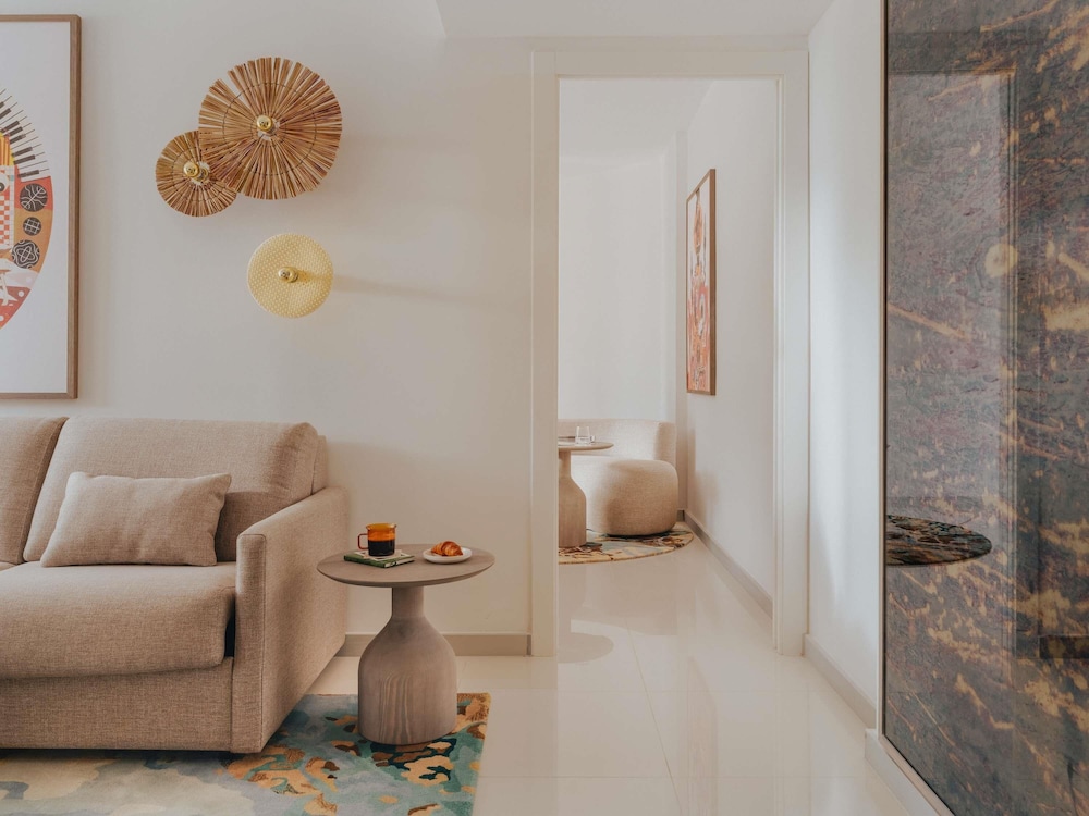 Suite Platino con vistas al mar del hotel Hyde Ibiza. Foto 6