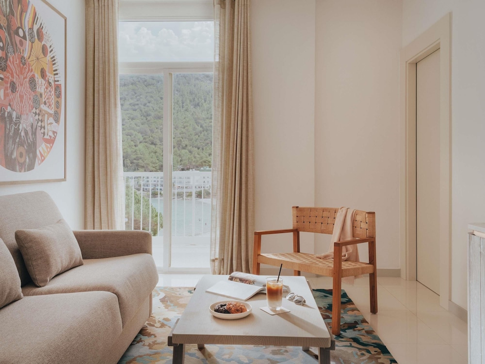 Suite Platino con vistas al mar del hotel Hyde Ibiza. Foto 7