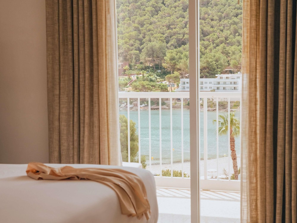 Suite Platino con vistas al mar del hotel Hyde Ibiza. Foto 9