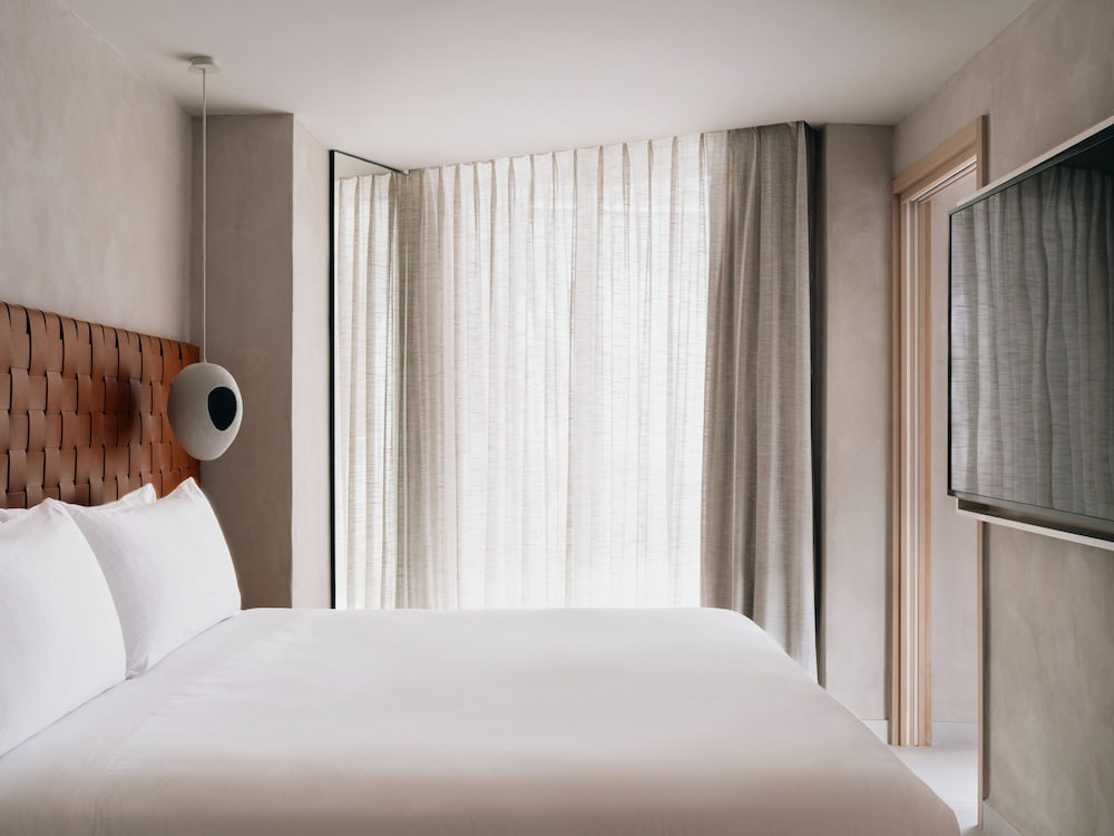 One Bedroom Suite del hotel Mondrian Ibiza. Foto 1