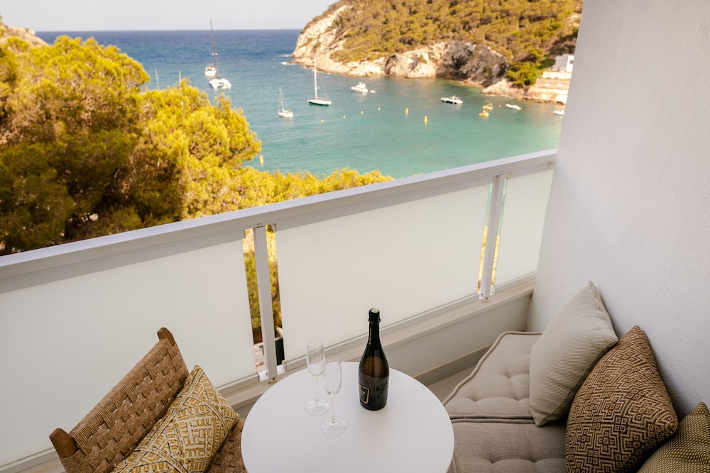 One Bedroom Suite Sea View del hotel Mondrian Ibiza