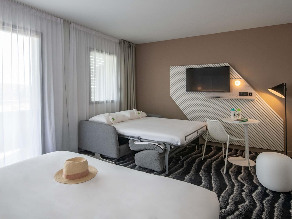 Habitación Familiar con Balcón - 1 Cama Doble con Sofá Cama del hotel ibis Styles Porto Vecchio