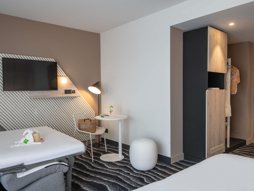 Habitación Familiar con Balcón - 1 Cama Doble con Sofá Cama del hotel ibis Styles Porto Vecchio. Foto 7