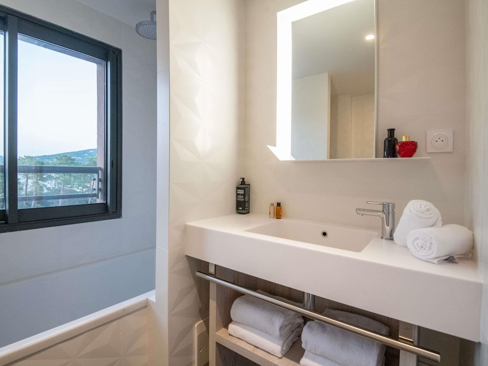 Habitación Familiar con Balcón - 1 Cama Doble con Sofá Cama del hotel ibis Styles Porto Vecchio. Foto 9