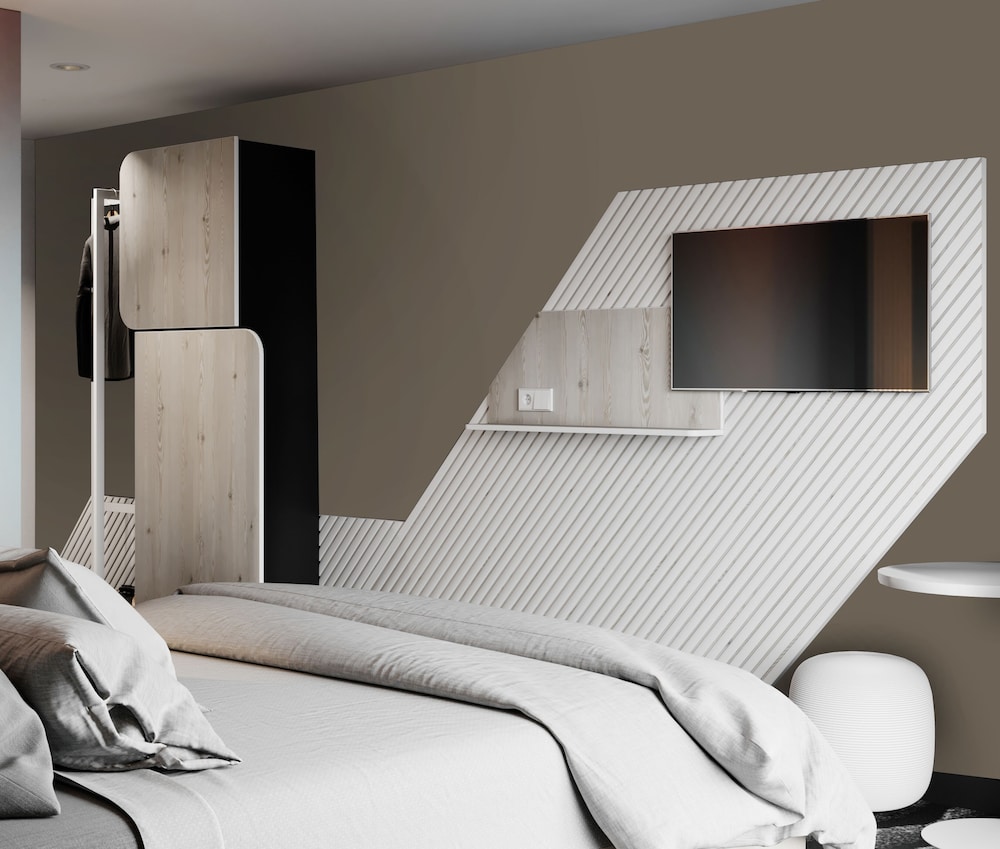 Habitación Familiar con Balcón - 1 Cama Doble con Sofá Cama del hotel ibis Styles Porto Vecchio. Foto 10