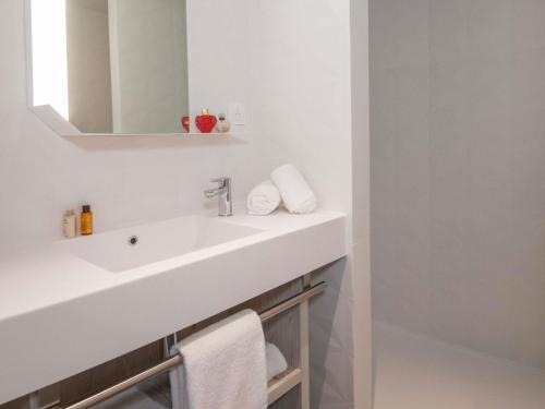 Habitación Premium con Balcón, Vistas al Mar - 1 Cama Doble del hotel ibis Styles Porto Vecchio. Foto 6