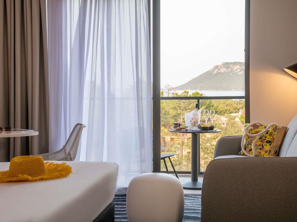 Habitación Familiar con Balcón, Vistas al Mar - 1 Cama Doble con Sofá Cama del hotel ibis Styles Porto Vecchio