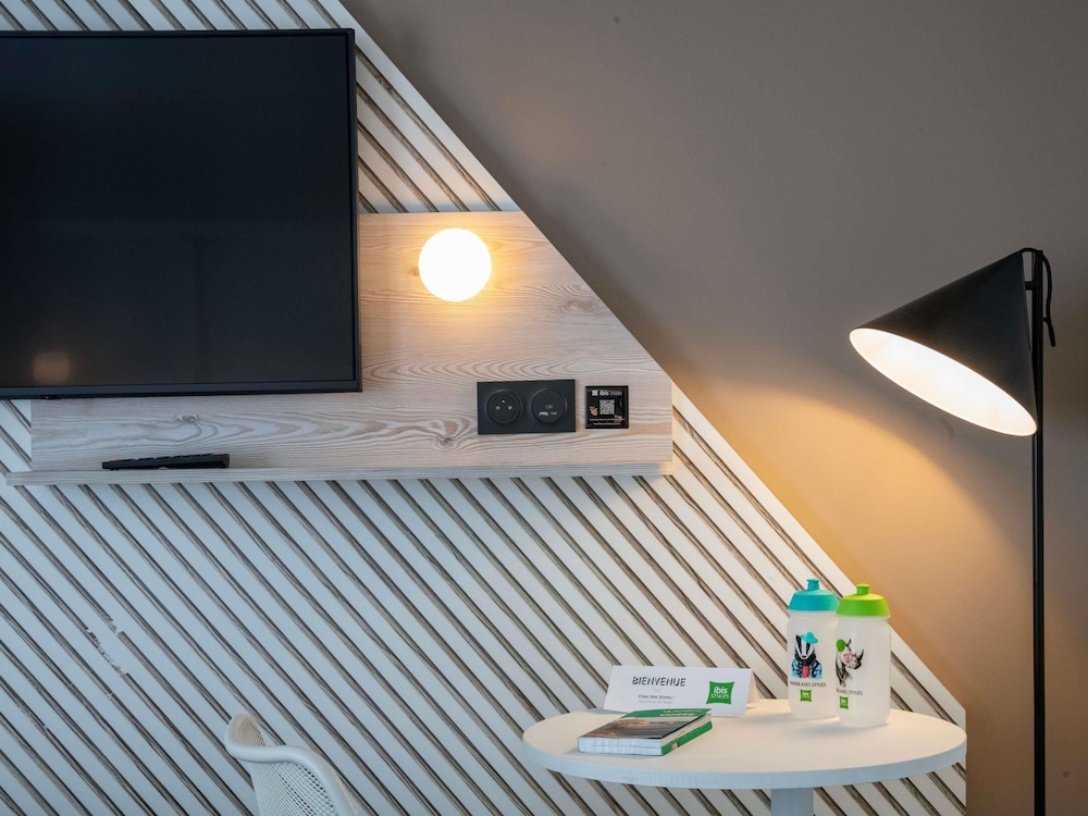 Habitación Familiar con Balcón, Vistas al Mar - 1 Cama Doble con Sofá Cama del hotel ibis Styles Porto Vecchio. Foto 4