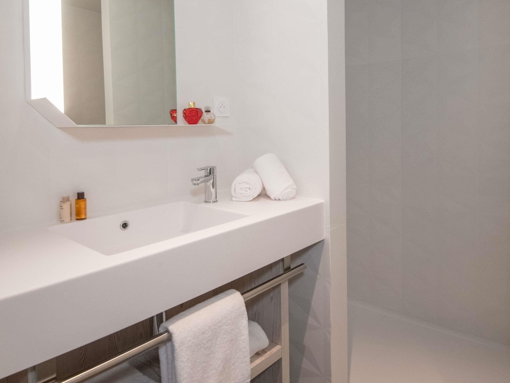 Habitación Familiar con Balcón, Vistas al Mar - 1 Cama Doble con Sofá Cama del hotel ibis Styles Porto Vecchio. Foto 8