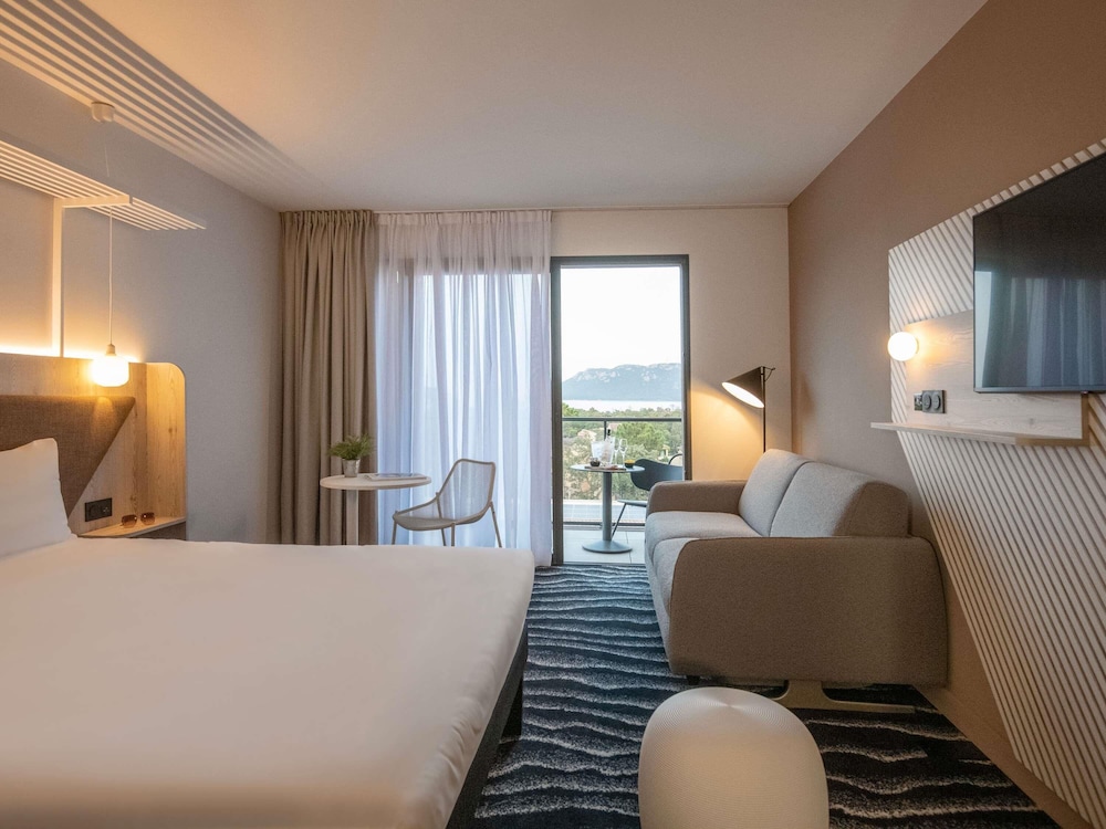Habitación Familiar con Balcón, Vistas al Mar - 1 Cama Doble con Sofá Cama del hotel ibis Styles Porto Vecchio. Foto 9