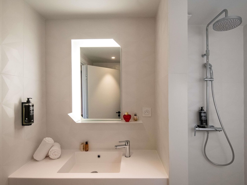 Habitación Estándar con Balcón - 2 Camas Individuales del hotel ibis Styles Porto Vecchio. Foto 1