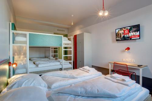 Habitación de 5 camas del hotel MEININGER Paris Porte de Vincennes. Foto 1