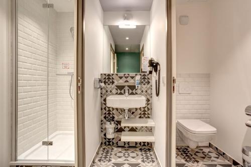 Habitación de 5 camas del hotel MEININGER Paris Porte de Vincennes. Foto 4