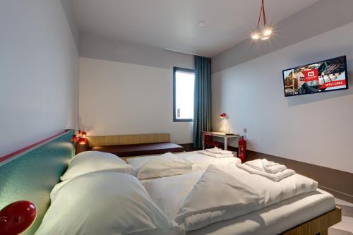 Habitación Triple del hotel MEININGER Paris Porte de Vincennes. Foto 1