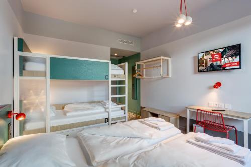 Habitación cuádruple del hotel MEININGER Paris Porte de Vincennes. Foto 1