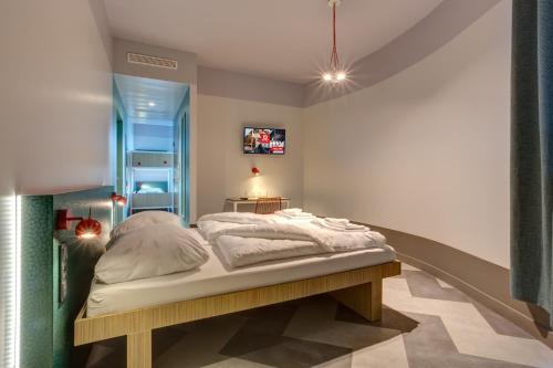 Cama en habitación compartida mixta de 4 camas del hotel MEININGER Paris Porte de Vincennes. Foto 3