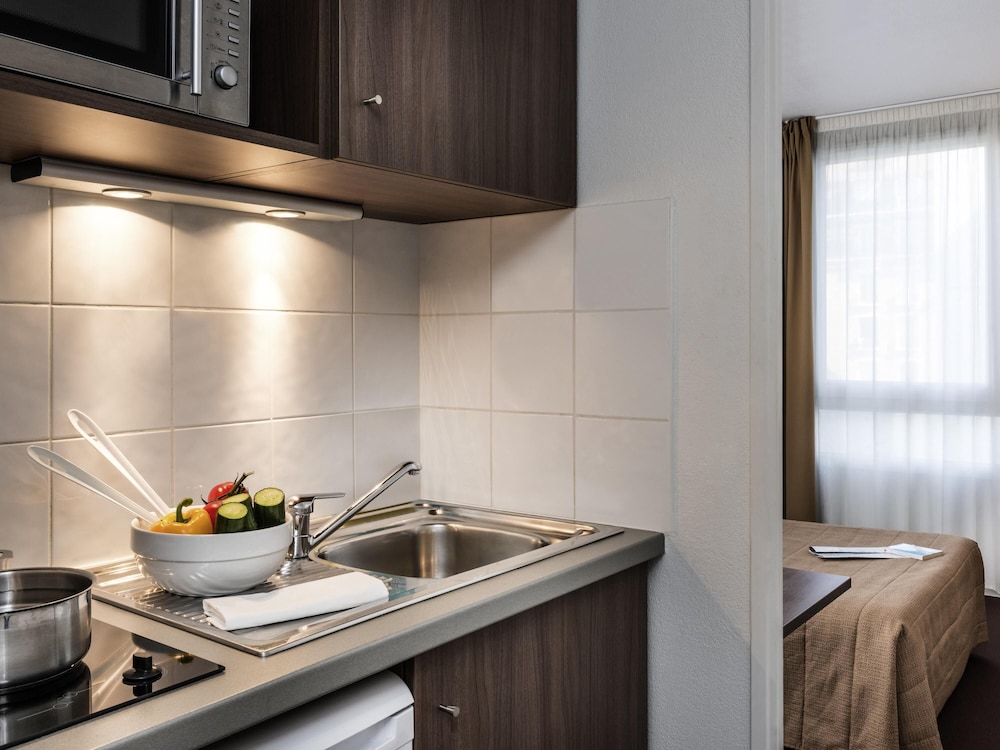 Habitación tipo estudio con 2 camas individuales del hotel Adagio Access Paris Quai D'ivry. Foto 5