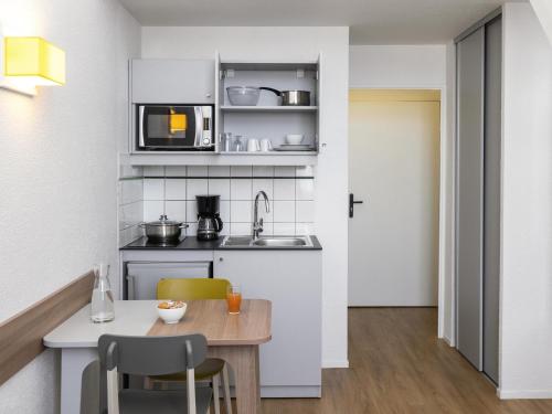 Estudio Con Cocina 2 Camas individuales 1 Cama doble del hotel Adagio Access La Défense Place Charras. Foto 2