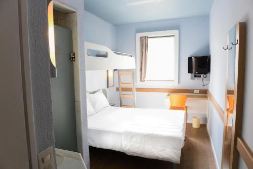 Habitación Standard con una cama doble y una cama elevada del hotel ibis budget Rio de Janeiro Centro. Foto 2