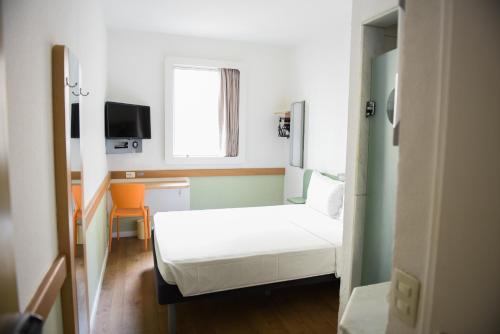 Habitación Standard con una cama doble y una cama elevada del hotel ibis budget Rio de Janeiro Centro. Foto 3