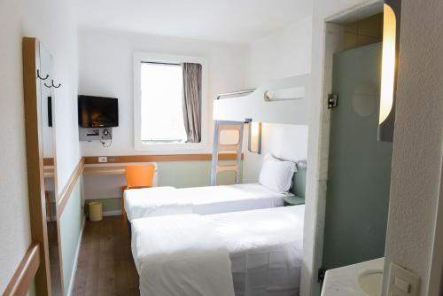 Habitación Standard con dos camas individuales y una cama elevada. del hotel ibis budget Rio de Janeiro Centro. Foto 1