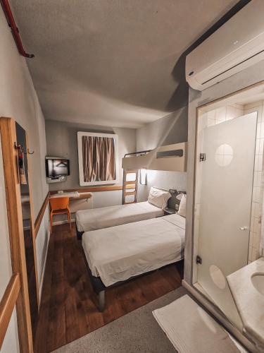 Habitación Standard con dos camas individuales y una cama elevada. del hotel ibis budget Rio de Janeiro Centro. Foto 3