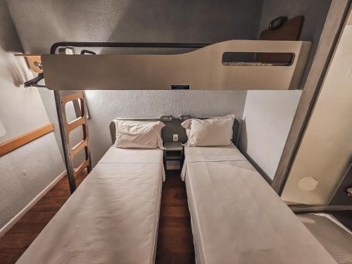 Habitación Standard con dos camas individuales y una cama elevada. del hotel ibis budget Rio de Janeiro Centro. Foto 4