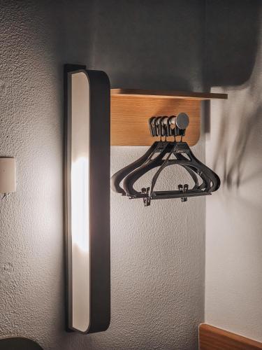 Habitación Standard con dos camas individuales y una cama elevada. del hotel ibis budget Rio de Janeiro Centro. Foto 5