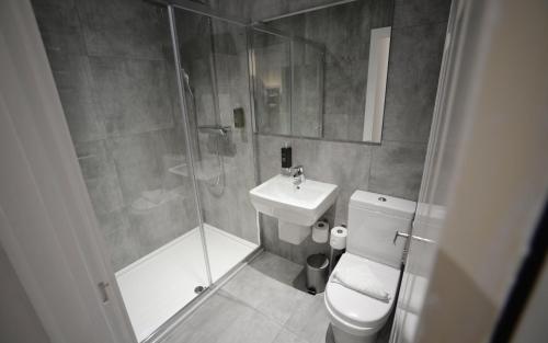 Habitación Doble con ducha y wc privados del hotel The 29 London. Foto 13