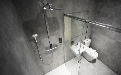 Habitación Doble con ducha y wc privados del hotel The 29 London. Foto 15