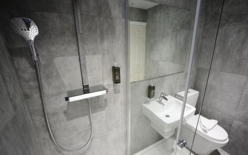 Habitación Doble con ducha y wc privados del hotel The 29 London. Foto 17