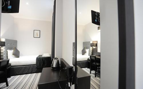 Habitación Doble con ducha y wc privados del hotel The 29 London. Foto 18
