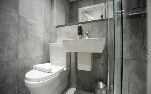 Habitación Cuádruple con aseo y ducha privados del hotel The 29 London